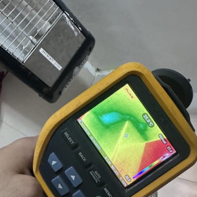 מד חום תרמי מציג תוצאות על קיר