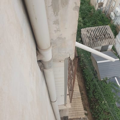 צינור על קיר חיצוני של בניין