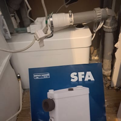 חוברת עם תמונה של משאבת מים ליד צינורות