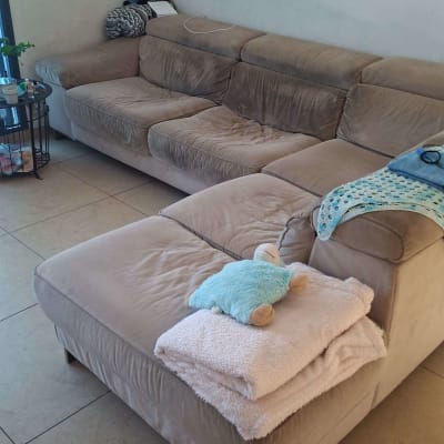 ספה עם כריות ושמיכה על הרצפה