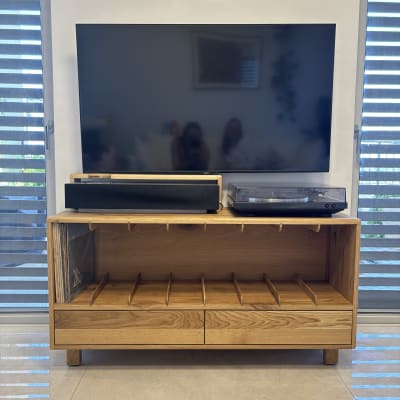 ארונית עץ עם מדפים ומגירות