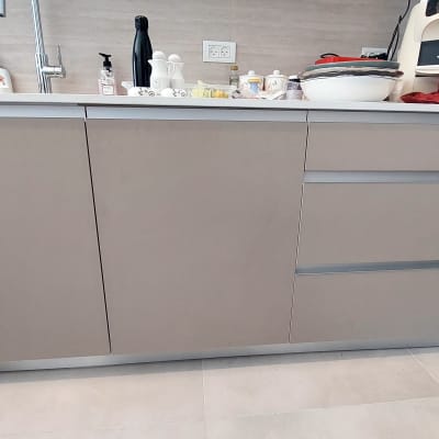 ארונות מטבח עם כיור, כלים וסבון על השיש