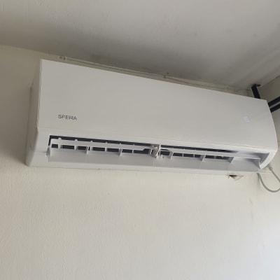 מזגן קיר לבן מותקן על קיר פנימי