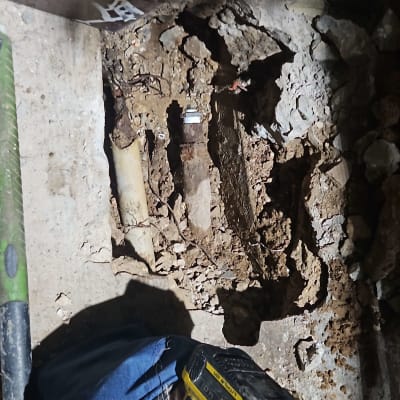 תיקון צנרת עם כלים וחפירה באדמה