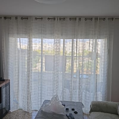 סלון עם וילון, טלוויזיה ושולחן