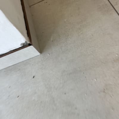 רצפה עם אריחים ופינה של קיר במהלך שיפוץ