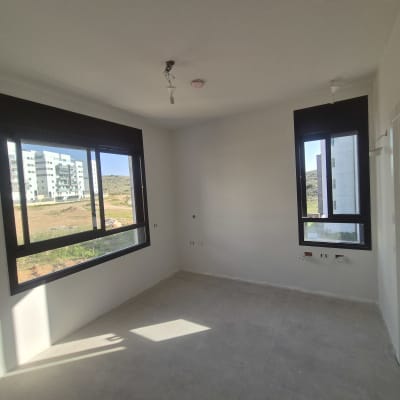 חדר ריק עם קירות צבועים וללא רהיטים