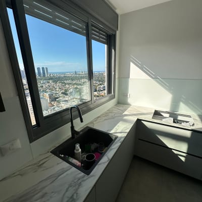 מטבח עם חלון זכוכית ונוף עירוני