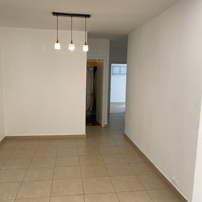 רצפה נקייה עם אריחים בהירים בחדר ריק