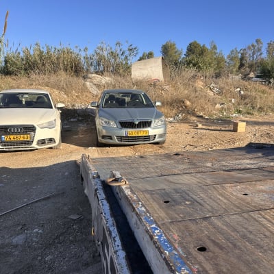 רכב חונה ליד גרר בשטח פתוח