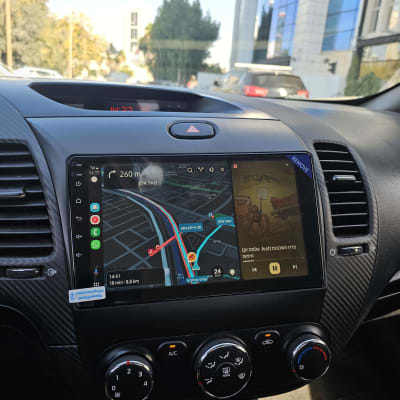 מסך ניווט ברכב עם מפה ומוזיקה