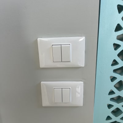 שני מתגי חשמל על קיר אפור