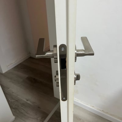 מנעול דלת מתכת עם ידיות כסופות