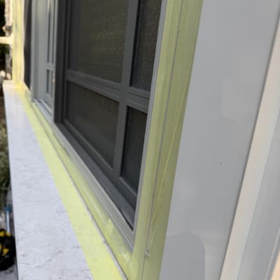 חלון עם סרט הדבקה לצורך איטום