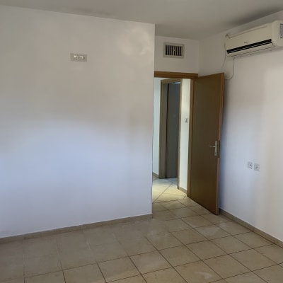 חדר ריק עם קירות צבועים ומזגן