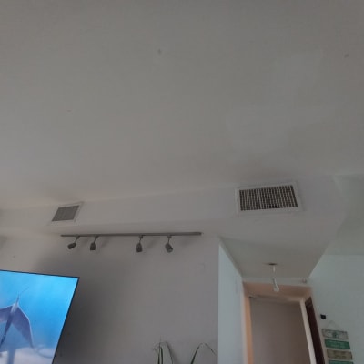 תקרה עם פתחי אוורור וגופי תאורה