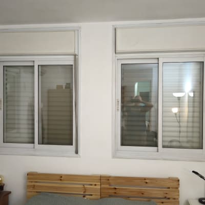 חדר עם חלונות ותריסים סגורים