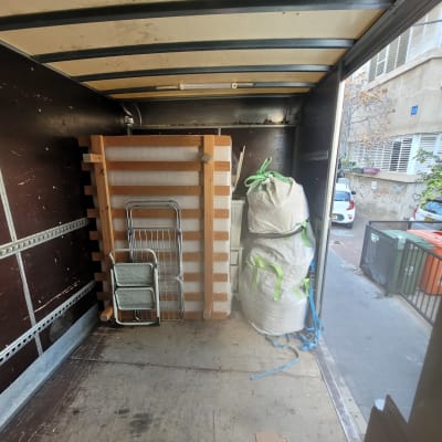 משאית הובלה עם רהיטים וציוד ארוזים