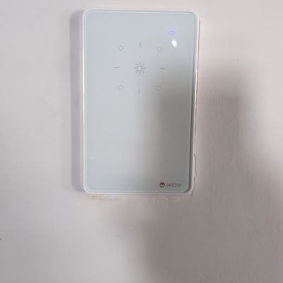 מתג חכם עם חיווי Wi-Fi על קיר לבן