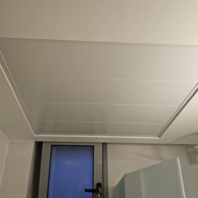 תקרה וחלון בחדר אמבטיה