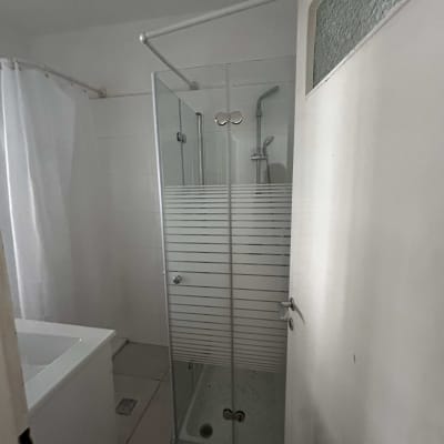 מקלחון זכוכית עם דלת פתוחה בחדר אמבטיה