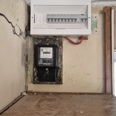 לוח חשמל עם מפסקים וכבלים חשמליים