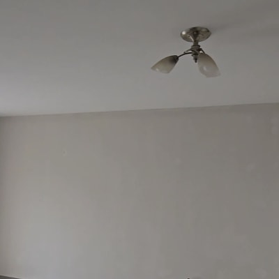 חדר מגורים בתהליך צביעה עם רצפה מכוסה בניילון הגנה