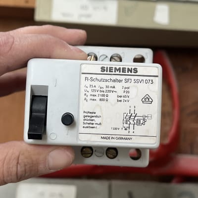 מפסק פחת של סימנס עם תווית טכנית