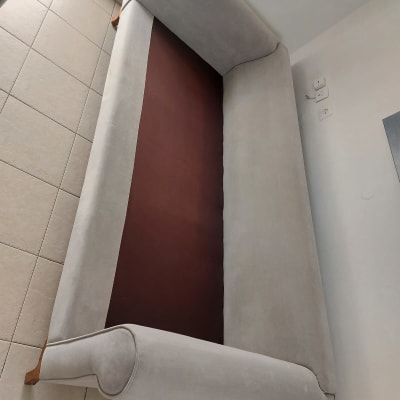 ספת בד בהירה ללא כריות ישיבה בתהליך ניקוי