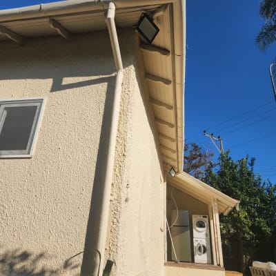 קיר חיצוני של בית עם מרקם מחוספס וצבע בהיר