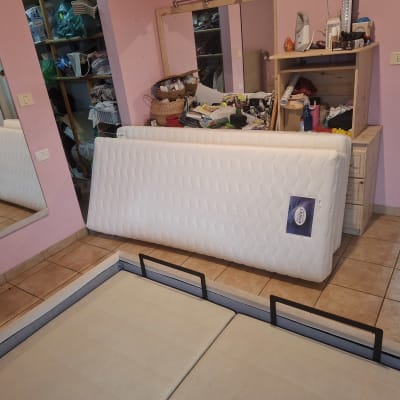 מזרן וחדר עם רהיטים, לא מציג עבודה בתחום