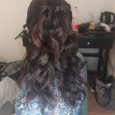 שיער מתולתל מעוצב עם סיכות שחורות