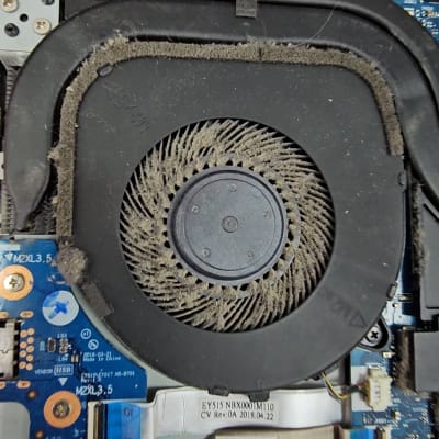 מאוורר מחשב עם אבק על לוח אם