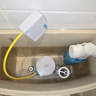 מיכל הדחה עם חלקים פנימיים וצינור צהוב