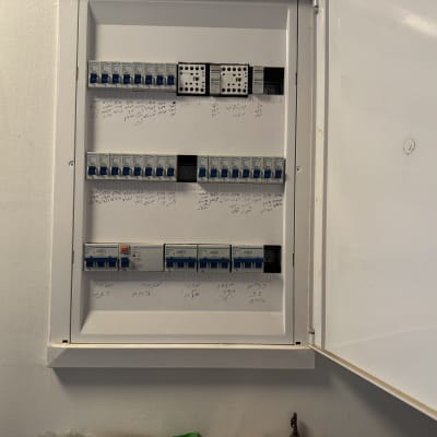 לוח חשמל עם מפסקים ותוויות בעברית