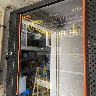 ארון תקשורת עם כבלים צהובים ומתגים