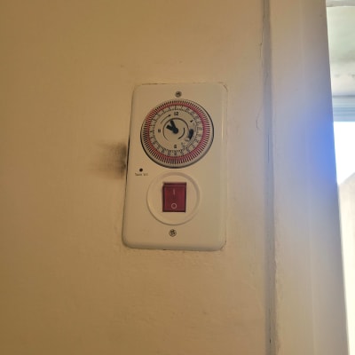 שעון טיימר ומתג על קיר