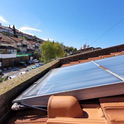 פאנל סולארי על גג רעפים אדומים