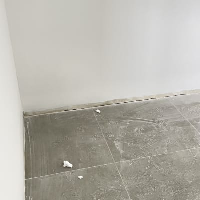 קיר צבוע ורצפה עם סימני רגליים