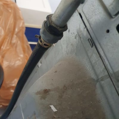 צינור גז מחובר למכשיר מתכת