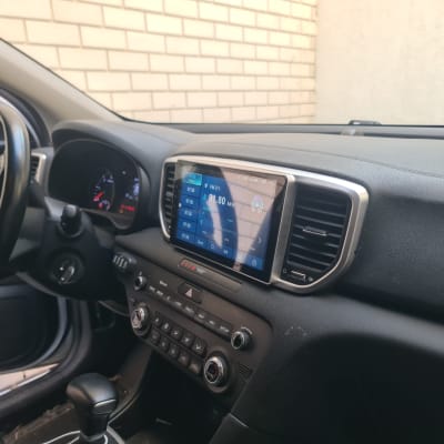 מערכת מולטימדיה ברכב עם תצוגת רדיו