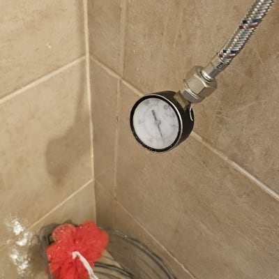 מד לחץ מים במקלחת עם ספוג אדום