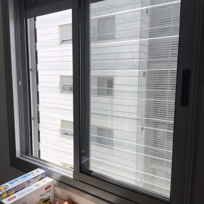 חלון אלומיניום עם תריסים חיצוניים