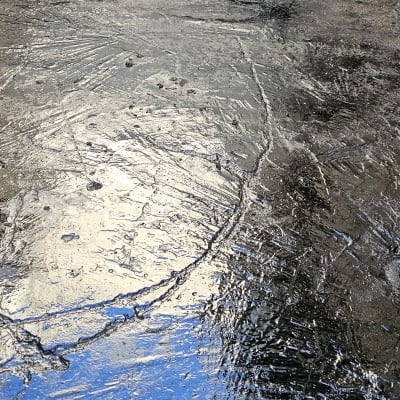 משטח אטום בזפת עם כבלים חשמליים