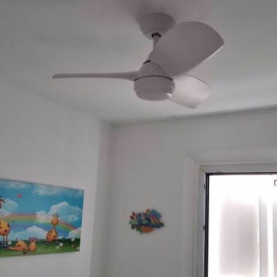 מאוורר תקרה לבן מותקן על תקרה בחדר שינה