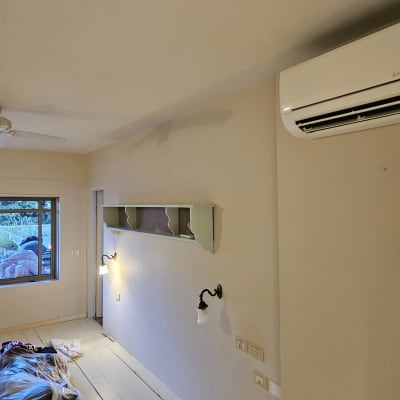 קיר צבוע בצבע בהיר עם מדף ירוק