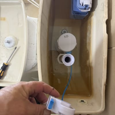 תיקון מיכל הדחה עם חלקים וכלים