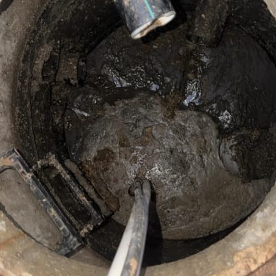 צינור בתוך בור ביוב עם לכלוך ובוץ