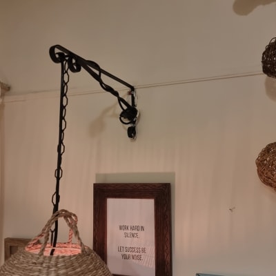 מנורה תלויה עם מתקן תלייה על הקיר