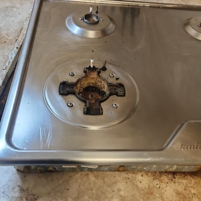 כיריים מלוכלכים עם כלים על השיש